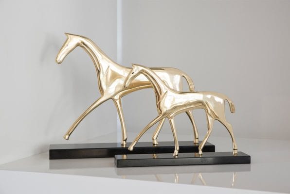 horse stands 02